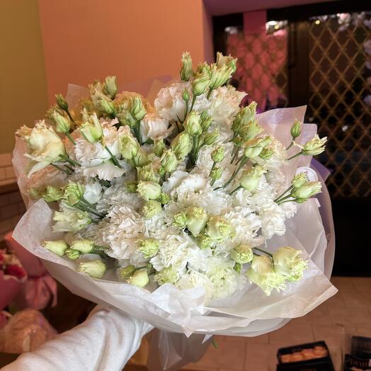 Bouquet of eustoma with royal dianthus