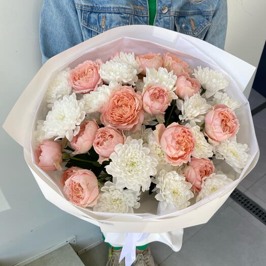 Original bouquet of peony-shaped roses and chrysanthemums