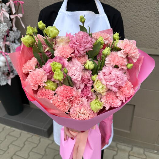 Bouquet of eustoma and dianthus