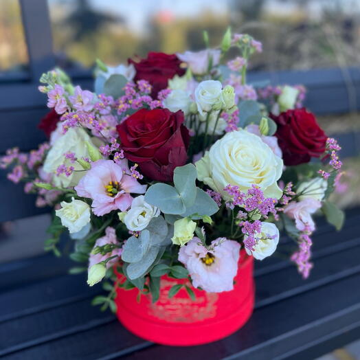 Ein Mix aus Blumen und Rosen in einer Schachtel.